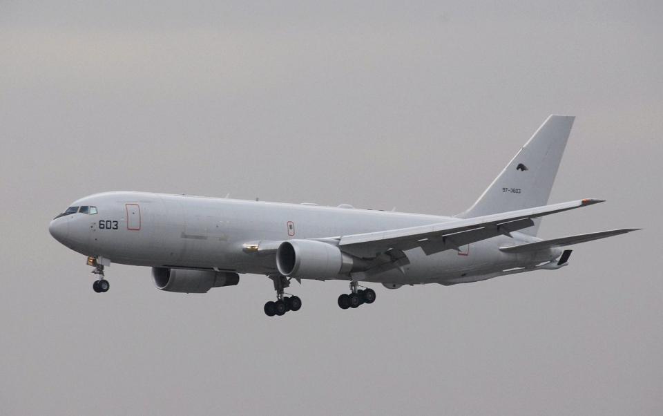日本航空自衛隊空中加油運輸機KC-767，於昨晚自以色列接回46人，包含1名台灣人，預計今抵達東京羽田機場。（翻攝自維基百科）