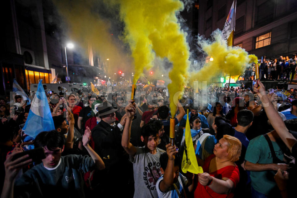 Anhänger des neuen argentinischen Präsidenten Javier Milei feiern in Buenos Aires. 40 Prozent der Menschen in Argentinien leben unter der Armutsgrenze. - Copyright: REUTERS/Mariana Nedelcu
