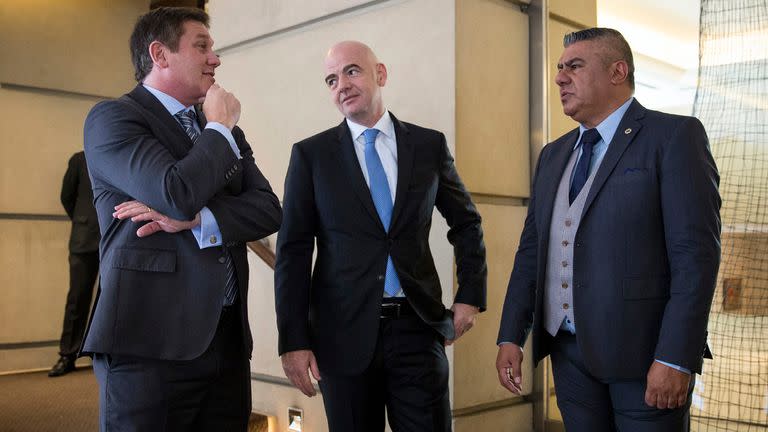 Los presidentes Gianni Infantino (FIFA), Alejandro Domínguez (Conmebol) y Claudio Tapia (AFA)