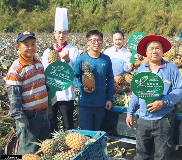 香格里拉臺南、台北遠東採購台灣及臺南鳳梨及以鳳梨入饌開發創意菜色，讓更多人吃到鳳梨多元吃法，以行動相挺農民。（記者李嘉祥攝）