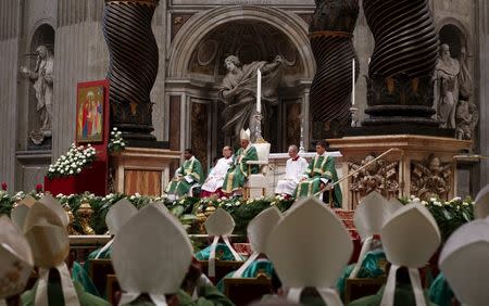 Pope Francis leads the opening mass for the synod of bishops on the family in St. Peter's Basilica at the Vatican October 4, 2015. REUTERS/Alessandro Bianchi