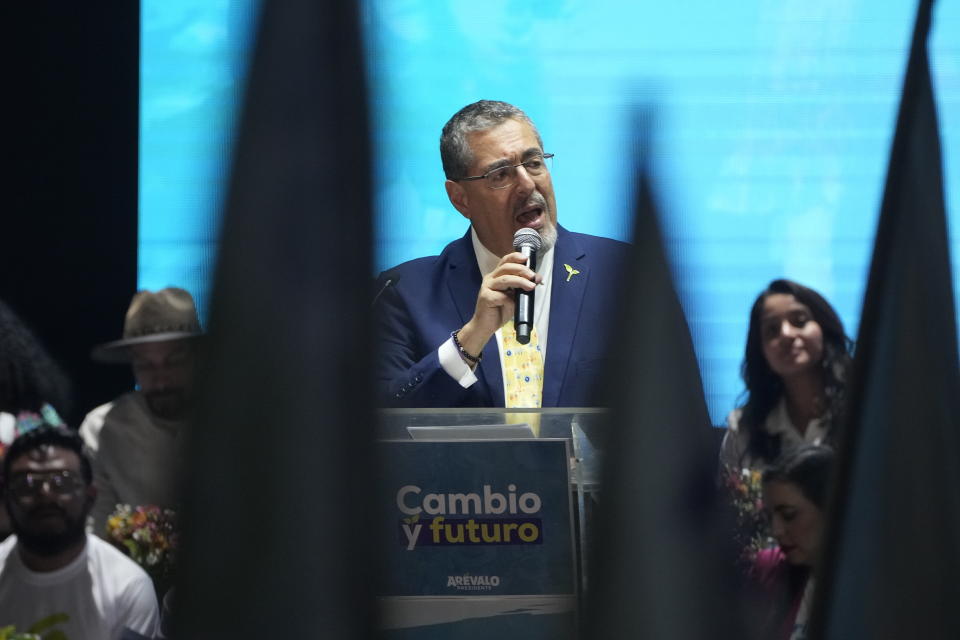 Bernardo Arévalo, candidato presidencial por el Movimiento Semilla, habla en su intervención en acto de cierre de campaña en la plaza de la Constitución, el miércoles 16 de agosto de 2023, en Ciudad de Guatemala. Arévalo se enfrenta a la ex primera dama Sandra Torres del partido UNE en el balotaje del 20 de agosto. (AP Foto/Moisés Castillo)