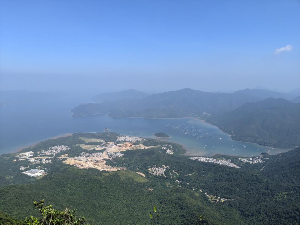 山頂飽覽企嶺下海一帶景色