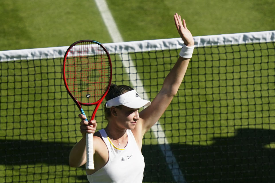 Elena Rybakina reacciona tras derrotar a Simona Halep en las semifinales de Wimbledon, el jueves 7 de julio de 2022 (AP Foto/Gerald Herbert)
