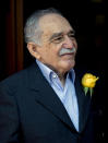 En esta foto del 6 de marzo de 2014, Gabriel García Márquez saluda a admiradores y periodistas al cumplir 87 años, frente a su casa en México. García Márquez, quien murió el 18 de abril, era homenajeado en el Palacio de Bellas Artes de la capital mexicana, donde sus lectores y admiradores podrán acompañar sus cenizas, el lunes 21 de abril de 2014. (AP Foto/Eduardo Verdugo, File)