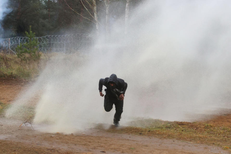 Image: Migrant crisis on the Belarusian-Polish border (Leonid Scheglov / Reuters)