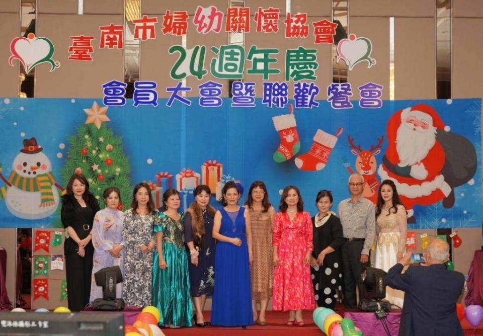 台南市婦幼關懷協會選出第十二屆理監事，並由創會會長王麗情（左六）續任理事長。（記者張淑娟攝）