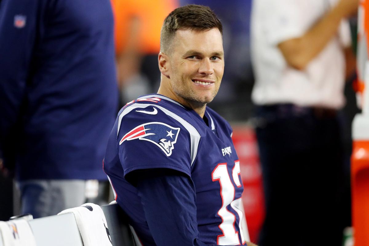 How do you avoid 'the swamp ass?' Tom Brady does it by sticking a towel  down his centers' pants - The Athletic