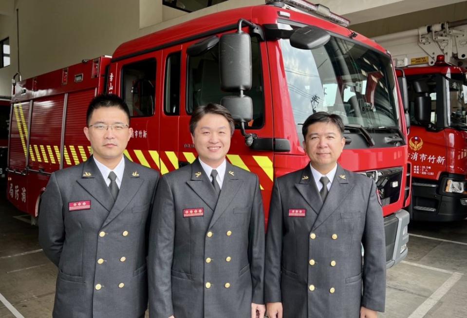 新竹市消防局第一大隊由大隊長林敬賢（中）、副大隊長林展祺（右）、劉秀仁（左）共同擔負鐵路以西一帶的消防安全任務。（圖/記者林照東翻攝）