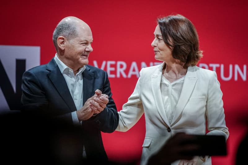 Vice-President of the European Parliament and designated top candidate for the European election Katarina Barley (R) and German Chancellor Olaf Scholz attend the SPD European Delegates' Conference. Kay Nietfeld/dpa