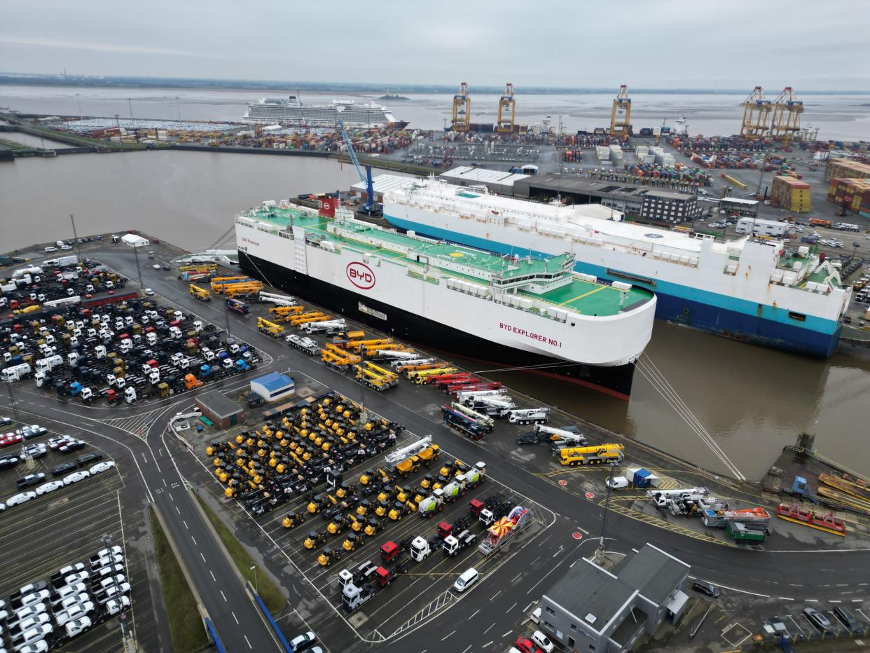 Aus dem chinesischen Shenzen nach Europa: Der Autofrachter "BYD Explorer No.1" liegt mit 3000 Neuwagen an Bord in Bremerhaven im Auto-Terminal. - Copyright: picture alliance/dpa | Lars Penning