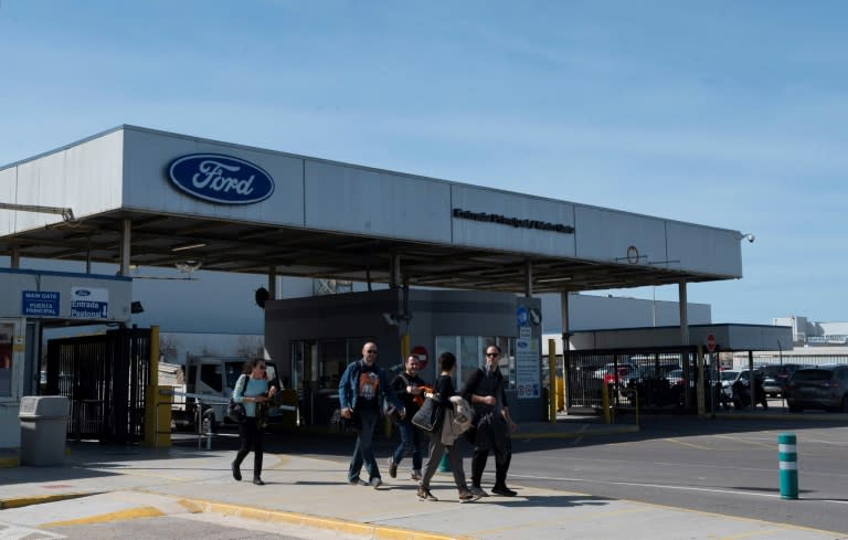 Unos trabajadores salen de la fábrica de automóviles Ford en la localidad española de Almussafes, cerca de Valencia, el 10 de marzo de 2023 (José Jordán)