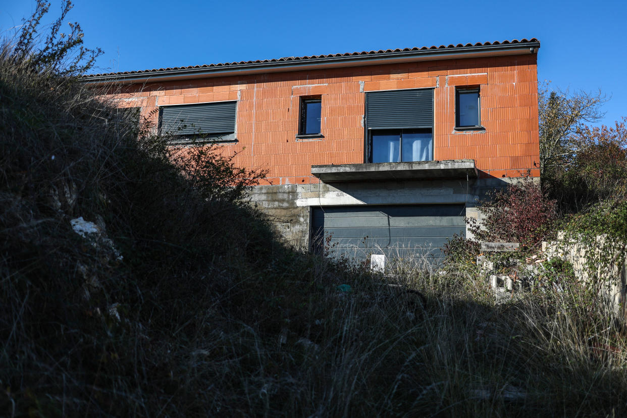 Non loin de la maison familiale des Jubillar, les enquêteurs tentent de balayer plusieurs pistes en menant des fouilles complémentaires à Cagnac-les-Mines. 