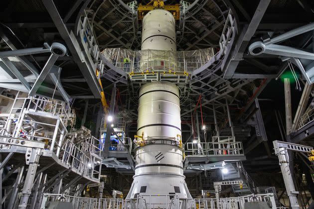 <p>La Nasa a terminé l'assemblage, le 21 octobre 2021, de la fusée Space Launch System et du vaisseau spatial Orion pour la mission sans équipage Artemis I autour de la Lune.</p>