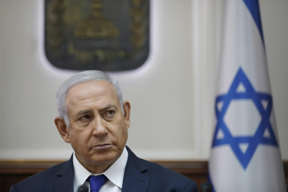 ARCHIVO- En esta fotografía del 7 de octubre de 2018 se muestra al primer ministro Benjamin Netanyahu durante una reunión en Jerusalén. (Abir Sultan/Pool via AP, Archivo)