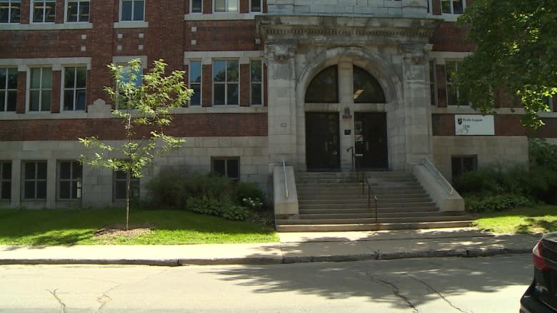 Parents angry Montreal teachers wore headdresses on 1st day of school