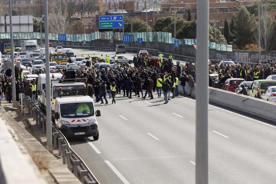 <p>Centenares de taxistas invaden la calzada de la autopista de acceso a la capital M-40 para cortar el tráfico el pasado 24 de enero. (Foto: Javier Lizón / EFE). </p>