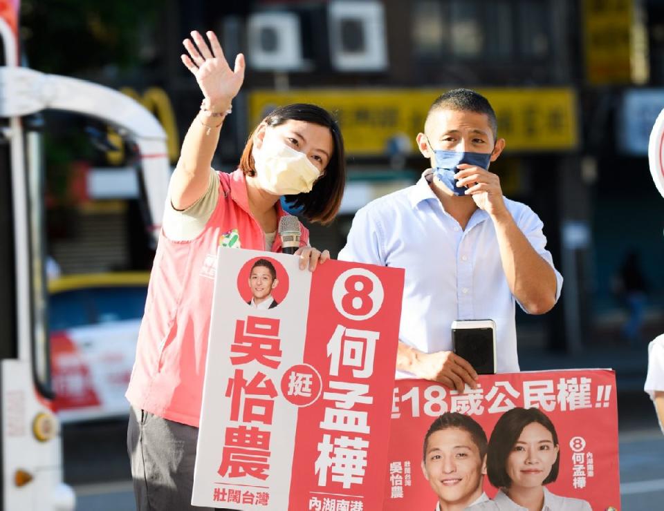 曾任民進黨青年部主任的北市議員何孟樺（圖左）證實民進黨性騷第三案，加害人正是前組織部副主任。（圖：何孟樺臉書）