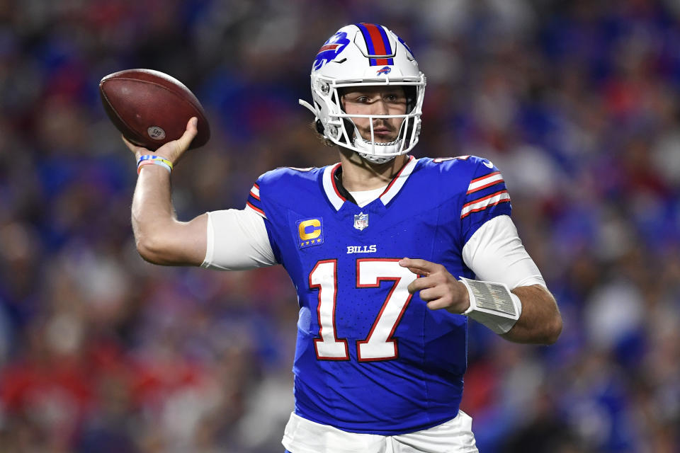 Josh Allen, quarterback de los Bills de Buffalo, lanza en el partido del jueves 26 de octubre de 2023, ante los Buccaneers de Tampa Bay (AP Foto/Adrian Kraus)