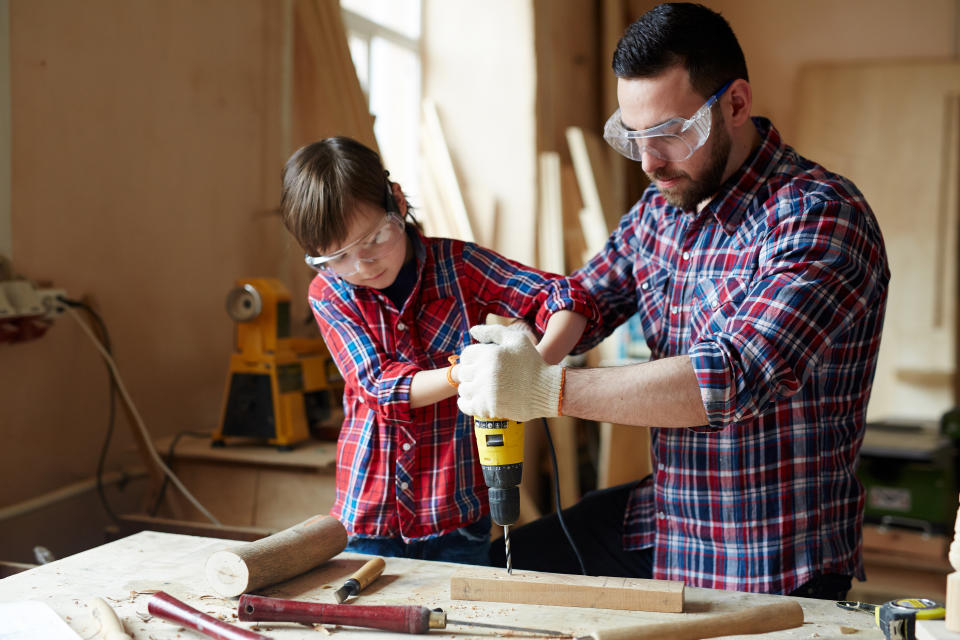 Tareas del hogar en familia. (Foto: Getty images)