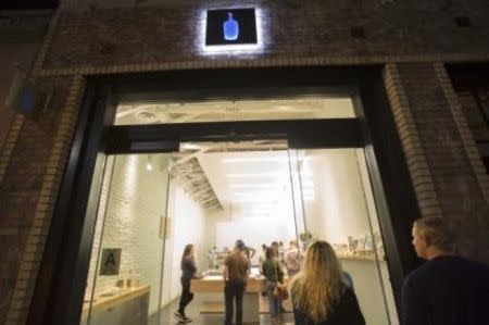 People line up to order at Blue Bottle Coffee during the monthly first Friday event on Abbot Kinney Boulevard in Venice, California November 7, 2014. REUTERS/Jonathan Alcorn