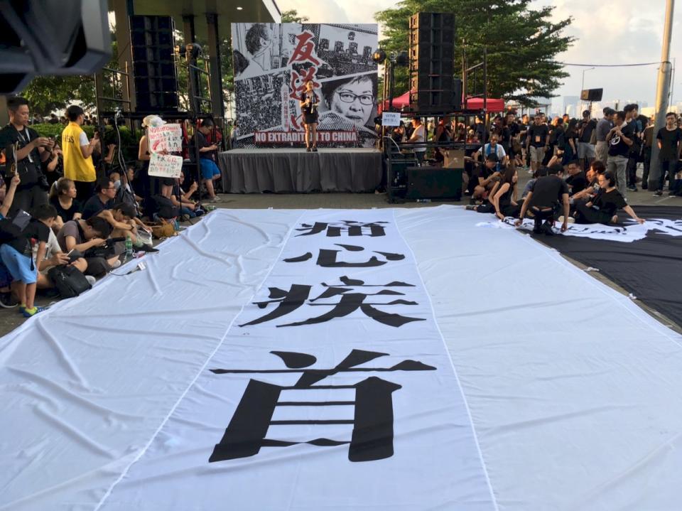 香港泛民主派團體民間人權陣線16日再次發起反修訂逃犯條例大遊行，大批民眾身穿黑衣走上街頭表訴求。(鄭翔云攝)