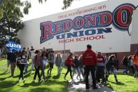 <p>Estudiantes del instituto Redondo Union protestan en contra de las armas con motivo de la protesta nacional que se celebra hoy en contra de la violencia con armas en la playa Redondo en California (Estados Unidos) hoy, 14 de marzo de 2018. Estudiantes, profesores y padres realizan un paro nacional de 17 minutos en memoria de las 17 personas muertas a tiros el pasado 14 de febrero en un instituto de Parkland, en el sur de Florida, y en demanda de un mayor control de venta de armas. EFE/ Andrew Gombert </p>