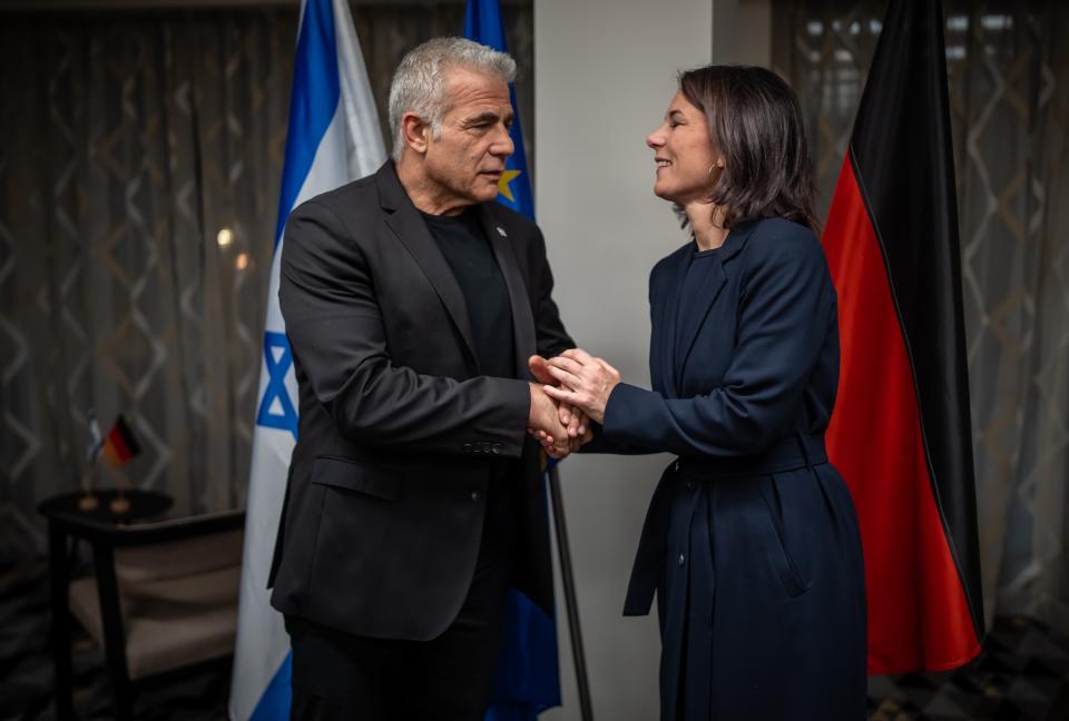 Annalena Baerbock spricht mit dem israelischen Oppositionsführer Jair Lapid.