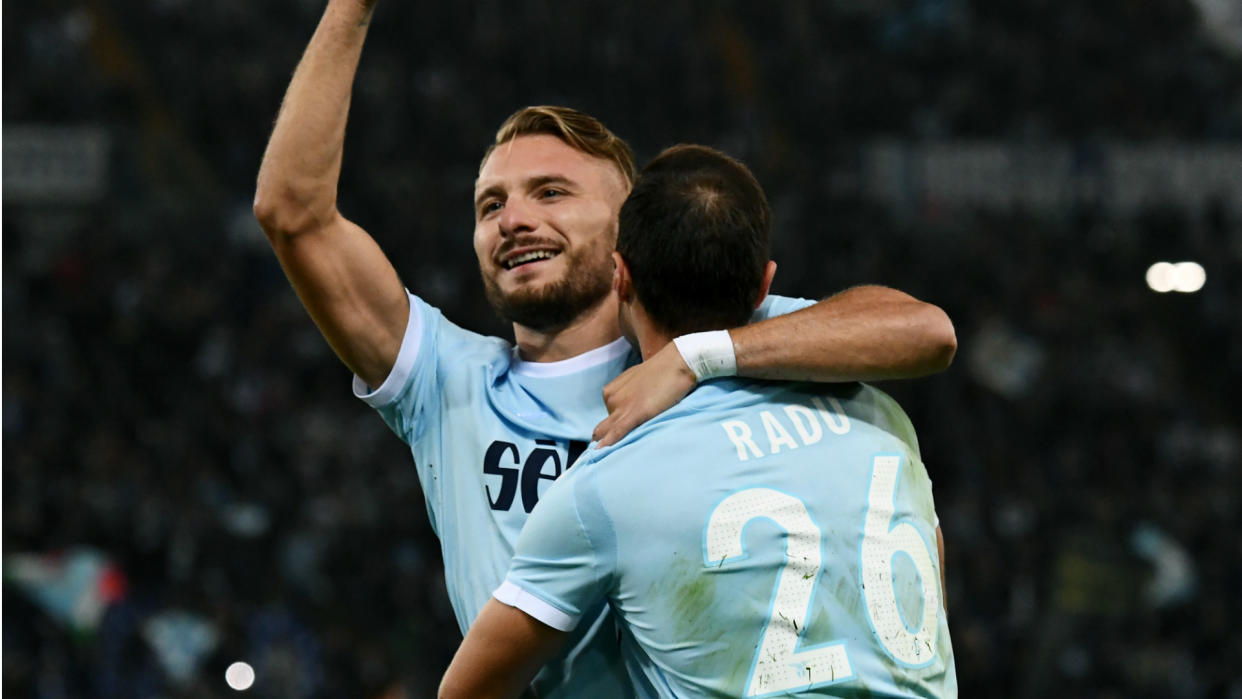 Ciro Immobile festeja un gol para la Lazio junto a su compañero, el lateral rumano Stefan Radu. (Foto: Getty)