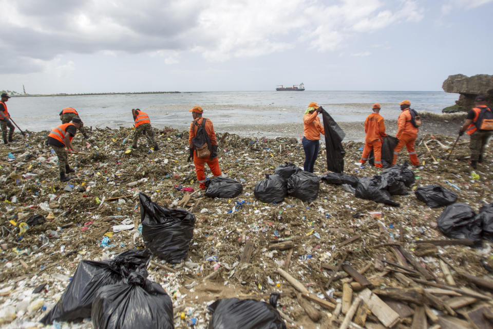 <p>Jedes Mal, wenn es in Santo Domingo regnet, gibt es das gleiche Problem: Abfälle werden an den Strand gespült, das Wasser ist komplett von Müll übersät. Nach den letzten Regenfällen reinigten Freiwillige den Strand und sammelten in sechs Tagen über 60 Tonnen Unrat. (Foto: gettyimages) </p>
