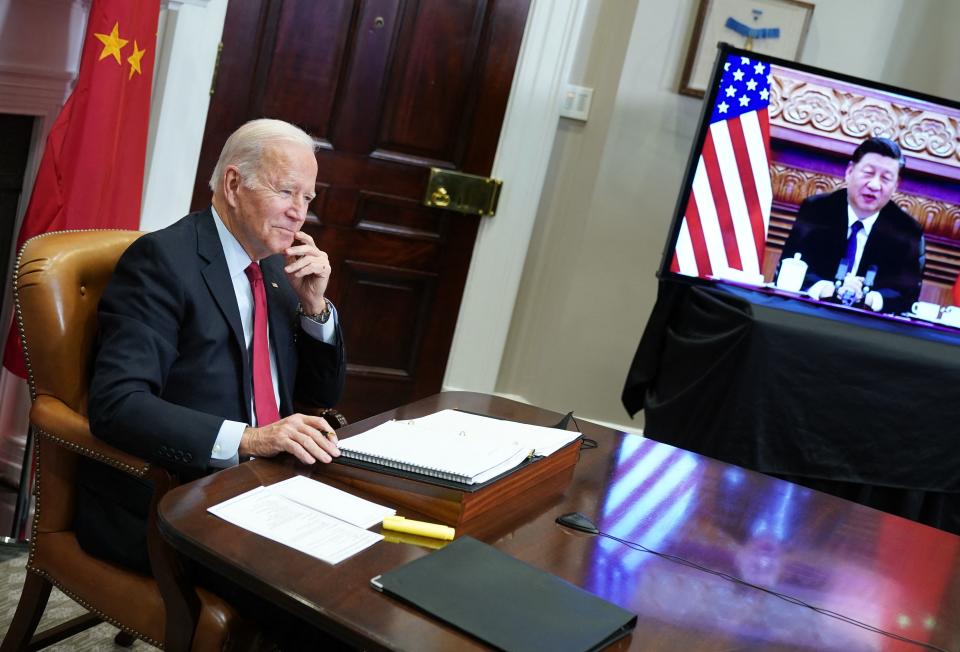 Le président américain Joe Biden rencontre le président chinois Xi Jinping lors d'un sommet virtuel depuis la salle Roosevelt de la Maison Blanche à Washington, DC, le 15 novembre 2021. (Photo de MANDEL NGAN / AFP) (Photo de MANDEL NGAN/ AFP via Getty Images)