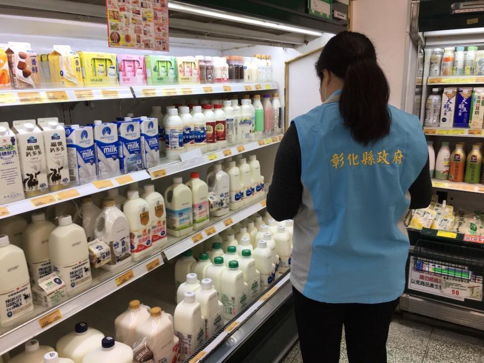 彰化縣府為維護國產鮮乳的品質，每個月都派員到縣內各大賣場、生鮮超市、超商等處，進行市售鮮乳標章標示檢查工作，一一二年度執行市售鮮乳標章檢查件數，高達一萬六百一十五件，經農業部考評為全國第一。（縣府提供）