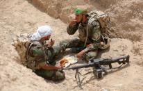 Iraq's Shi'ite paramilitaries eat in Nibai, in Anbar province May 26, 2015. REUTERS/Stringer