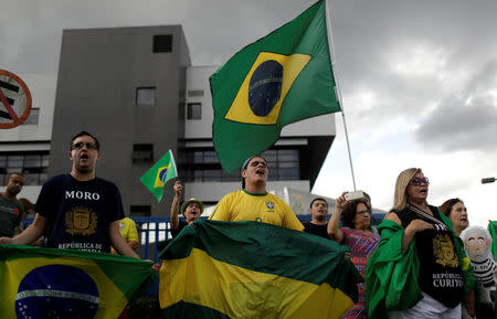 Demonstrators react in front of the Federal Police headquarters, where former Brazilian President Luiz Inacio Lula da Silva was sentenced to serve a 12-year prison sentence for corruption, in Curitiba, Brazil April 6, 2018. REUTERS/Ricardo Moraes