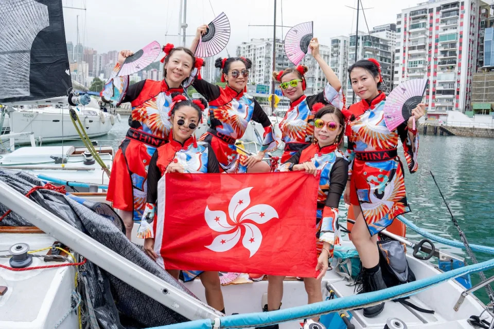 一眾中國香港代表團女將扮演《乘風波浪的姐姐》，在風雨中的維港暢航。
