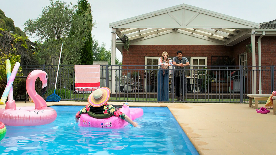 mackenzie hargreaves and haz devkar in neighbours