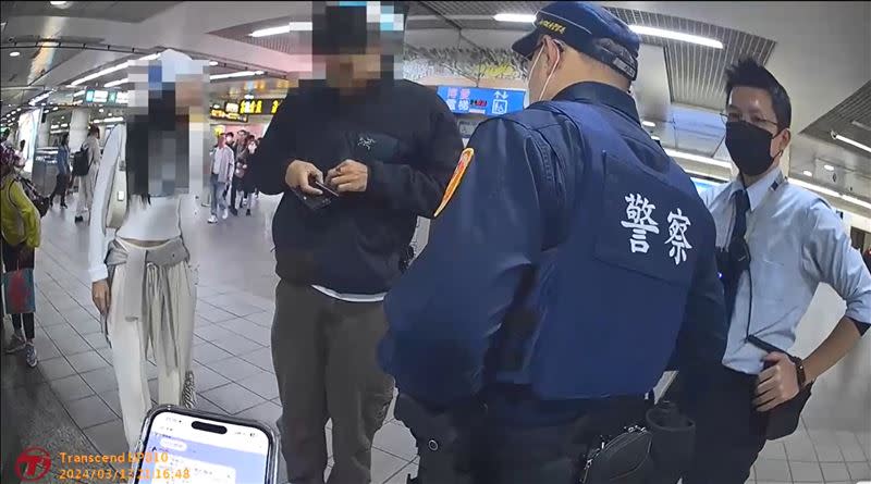 捷運警盤查涉嫌破壞採光玻璃的老外。（圖／翻攝畫面）