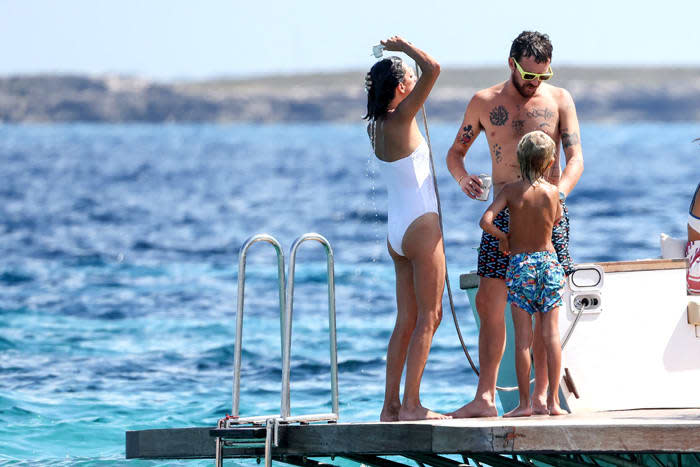 Macarena Gómez y Aldo Comas con Dante en aguas de Ibiza