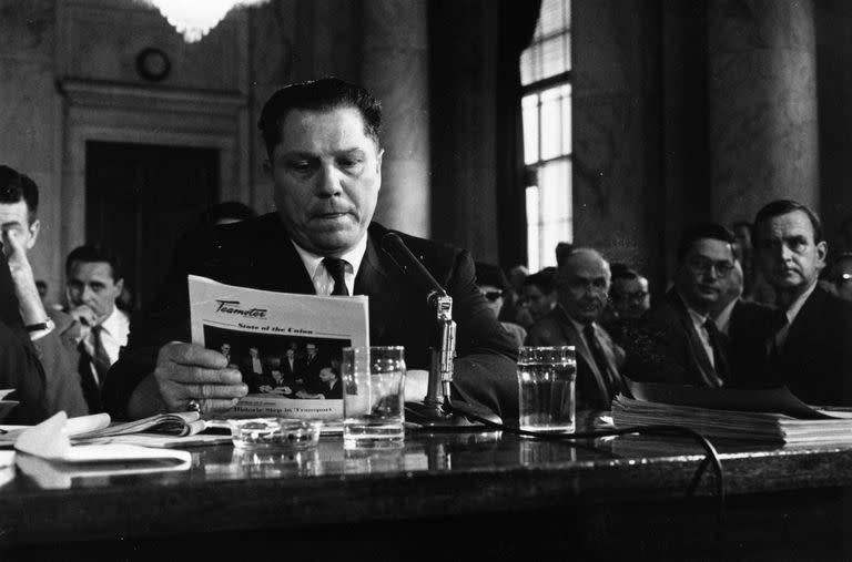 11 de agosto de 1958: el líder sindical estadounidense Jimmy Hoffa (1913 - 1975), presidente del sindicato de los camioneros, testifica en una audiencia sobre fraudes laborales. Se rumorea que tiene conexiones con la mafia, Hoffa desapareció en 1975 y nunca se ha encontrado ningún cuerpo.