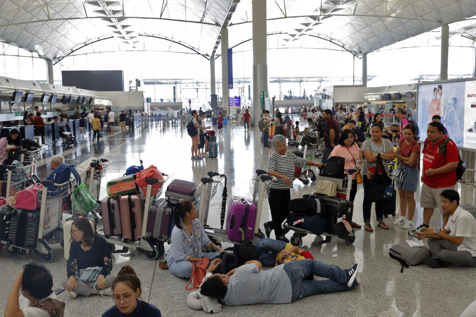 ▲香港國際機場經過連續兩日抗爭後，因航班大亂，大批旅客滯留機場。（圖／美聯社／達志影像）