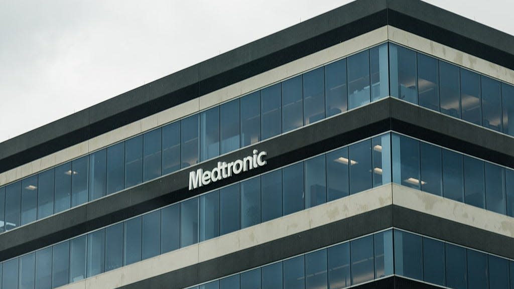 Medtronic's fourth-quarter results: giant clocks in the medical device industry Strong sales of neurological devices and a dividend hike