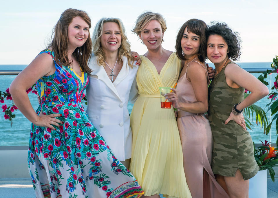 Jillian Bell, Kate McKinnon, Scarlett Johansson, Zoe Kravitz, and ilana Glazer pose for a picture