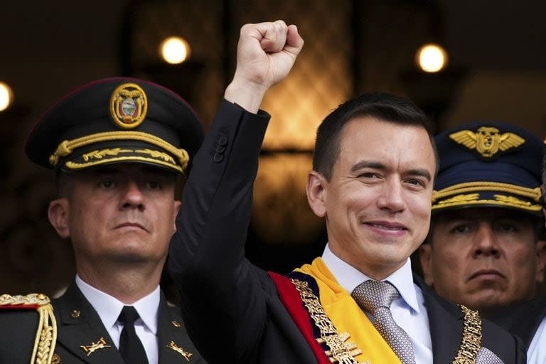 El recién juramentado presidente Daniel Noboa saluda desde un balcón del palacio presidencial de Carondelet en Quito, Ecuador, el jueves 23 de noviembre de 2023