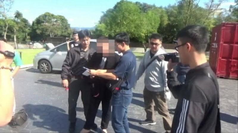 林姓大毒梟（中）去年在花蓮旅遊，被警方逮個正著。（刑事局提供）