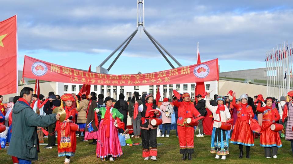 Pro-China supporters, anti China protesters outside Parliament House