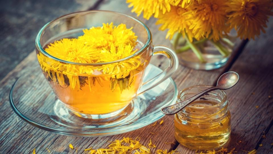 A clear glass mug with dandelion tea, which improves vision in 7 days