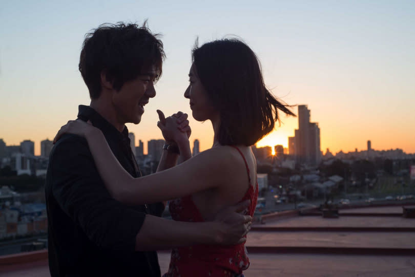 柳演錫與李沇熹在夕陽下上演一段唯美浪漫的探戈舞。（圖／華映提供）  