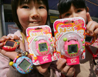 De jeunes Japonaises dans une boutique de Ginza, à Tokyo, en 2006, avec la version de l’époque du Tamagotchi.. PHOTO Yuriko Nakao/REUTERS