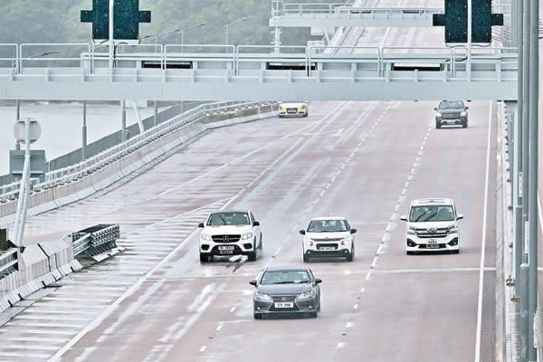 不少車主未能趕及首日成功申請「港車北上」。