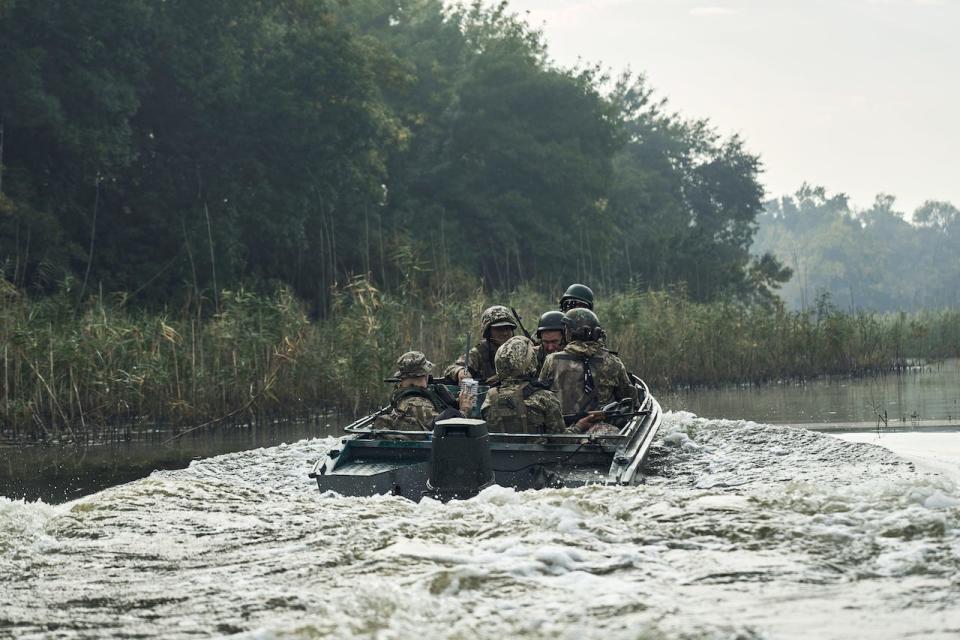 Ukrainische Infanteristen reisen am 14. September 2023 auf Booten auf dem Fluss Dnipro in der Region Cherson, Ukraine.